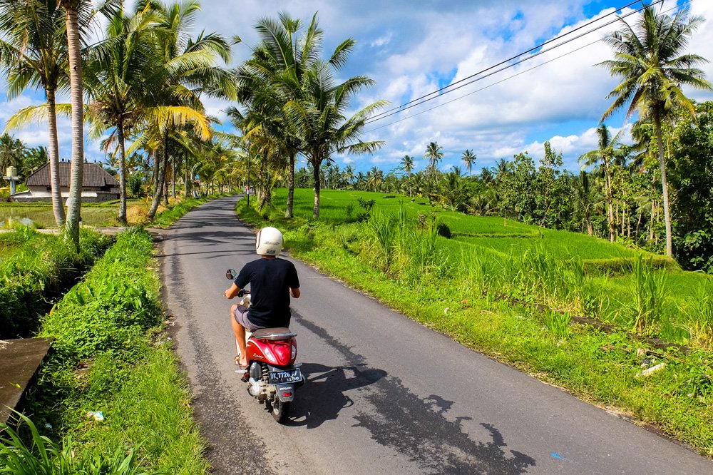 Braucot pa lauku ceļu Ubudas tuvumā - Ar motorolleri pa Bali salu