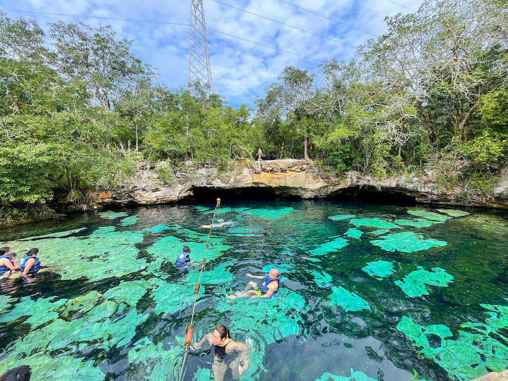 Cenote Azul netalu no Tulumas