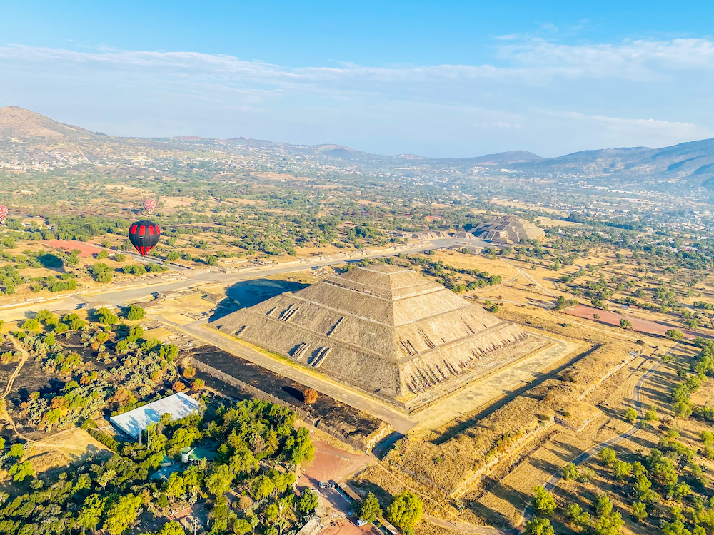 Teotihuacan piramidas netalu no Mehiko